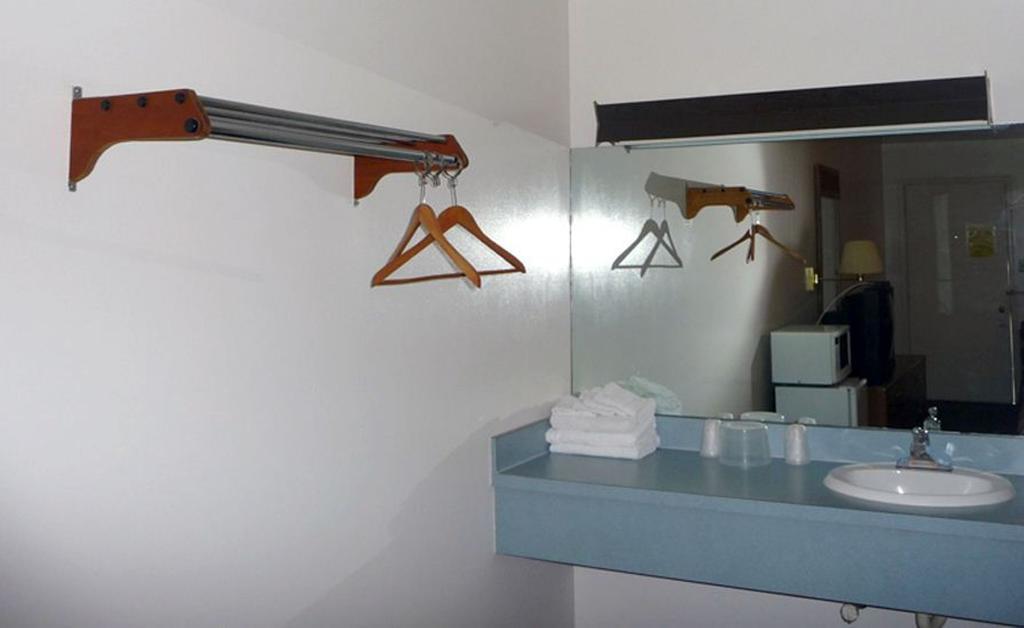 Red Rose Motel อลิซาเบธทาวน์ ภายนอก รูปภาพ